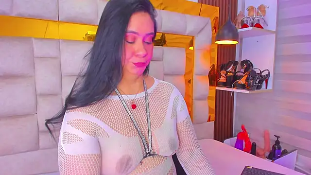 Snapshot of bigass_monic chatting on February 6, 3:44 am bigass monic online show from February 6, 3:44 am