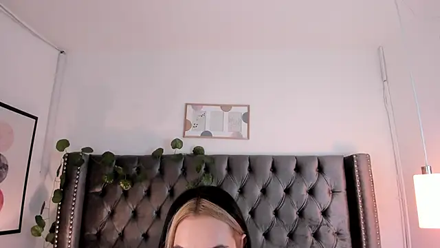 Snapshot of Kim_Blane chatting on December 30, 3:47 am Kim Blane online show from December 30, 3:47 am