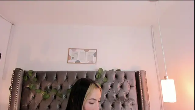 Snapshot of Kim_Blane chatting on February 7, 8:11 am Kim Blane online show from February 7, 8:11 am