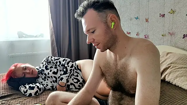 Snapshot of GenrikhBecca chatting on October 10, 6:56 am GenrikhBecca online show from October 10, 6:56 am