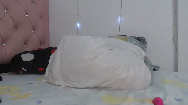 Snapshot of karlota_28 chatting on February 15, 5:19 am karlota 28 online show from February 15, 5:19 am