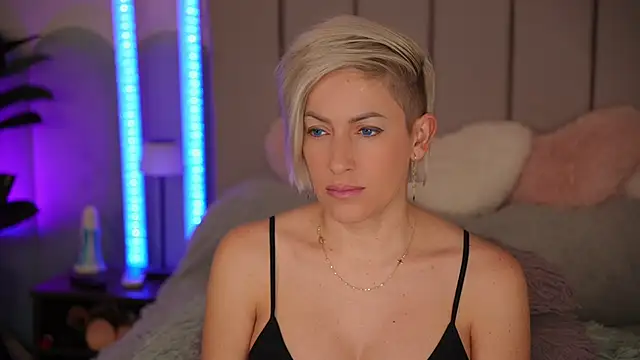 Snapshot of VickySecret96 chatting on December 5, 5:53 pm VickySecret96 online show from December 5, 5:53 pm