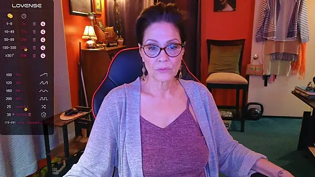 Snapshot of Good-Juju chatting on February 6, 1:05 am Good-Juju online show from February 6, 1:05 am