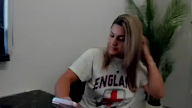 Snapshot of NicolePlay chatting on May 30, 3:25 am NicolePlay online show from May 30, 3:25 am