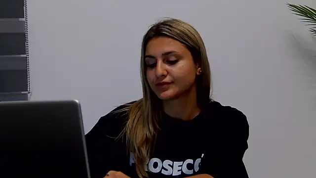 Snapshot of NicolePlay chatting on May 30, 8:28 pm NicolePlay online show from May 30, 8:28 pm