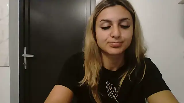Snapshot of NicolePlay chatting on June 4, 2:39 am NicolePlay online show from June 4, 2:39 am