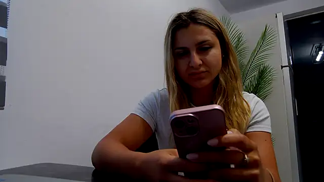 Snapshot of NicolePlay chatting on July 6, 3:03 am NicolePlay online show from July 6, 3:03 am