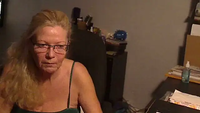 Snapshot of XTRAHORNYONE chatting on February 7, 12:20 am XTRAHORNYONE online show from February 7, 12:20 am