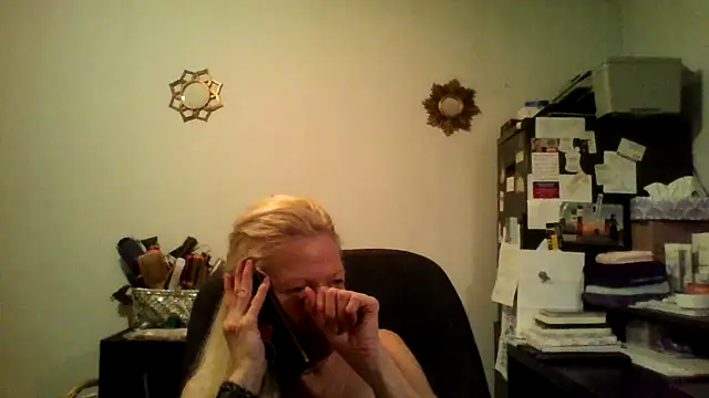 Snapshot of XTRAHORNYONE chatting on October 11, 4:12 am XTRAHORNYONE online show from October 11, 4:12 am