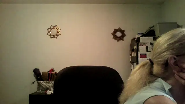 Snapshot of XTRAHORNYONE chatting on October 17, 7:27 pm XTRAHORNYONE online show from October 17, 7:27 pm