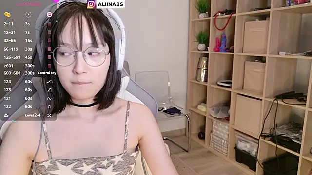 Snapshot of aliiiiiina chatting on February 9, 12:28 am aliiiiiina online show from February 9, 12:28 am