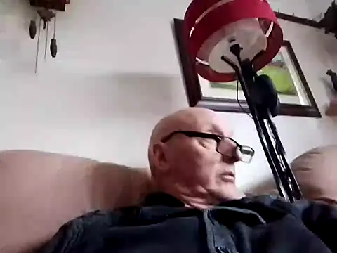 Snapshot of keeenn11 chatting on February 12, 2:10 pm keeenn11 online show from February 12, 2:10 pm