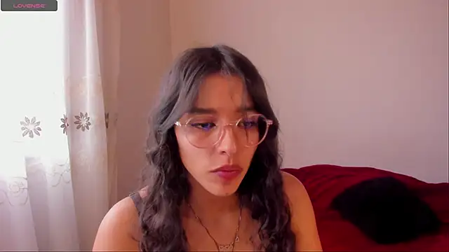 Snapshot of aluna_0310 chatting on December 5, 7:49 pm aluna 0310 online show from December 5, 7:49 pm