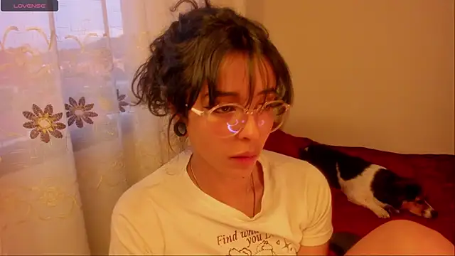 Snapshot of aluna_0310 chatting on December 16, 10:56 pm aluna 0310 online show from December 16, 10:56 pm