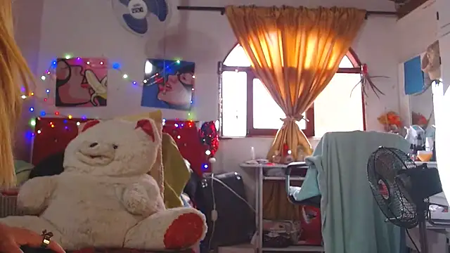 Snapshot of lucy_belle_bm chatting on February 22, 7:14 pm lucy belle bm online show from February 22, 7:14 pm