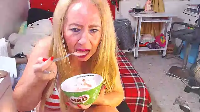 Snapshot of lucy_belle_bm chatting on March 9, 11:56 pm lucy belle bm online show from March 9, 11:56 pm