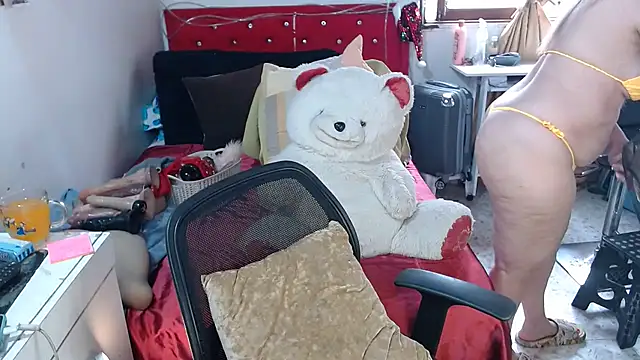 Snapshot of lucy_belle_bm chatting on March 21, 6:29 pm lucy belle bm online show from March 21, 6:29 pm