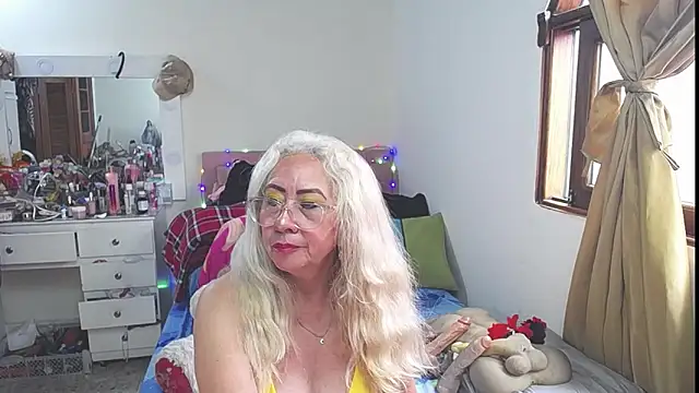 Snapshot of lucy_belle_bm chatting on November 4, 3:33 pm lucy belle bm online show from November 4, 3:33 pm