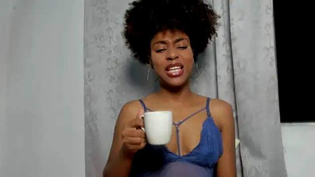 Snapshot of thaimy_ chatting on October 31, 12:22 am thaimy online show from October 31, 12:22 am