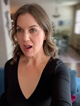 MaiseKnox online show from April 4, 4:48 pm