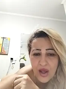 Snapshot of vivifernades chatting on February 19, 4:44 am vivifernades online show from February 19, 4:44 am