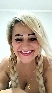 Snapshot of vivifernades chatting on February 19, 8:52 pm vivifernades online show from February 19, 8:52 pm