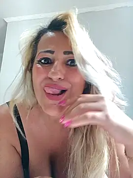 Snapshot of vivifernades chatting on November 5, 10:48 am vivifernades online show from November 5, 10:48 am