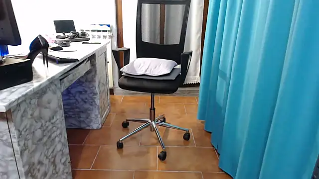 Snapshot of Miss-Mikaele chatting on February 17, 9:30 pm Miss-Mikaele online show from February 17, 9:30 pm