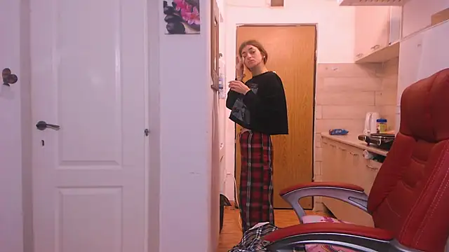 Snapshot of simyhvn chatting on December 18, 5:02 am simyhvn online show from December 18, 5:02 am