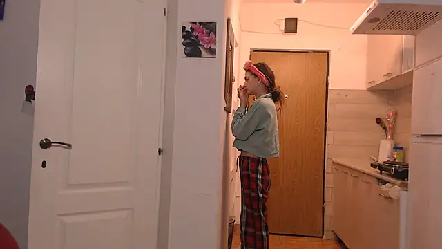 Snapshot of simyhvn chatting on February 19, 5:36 am simyhvn online show from February 19, 5:36 am