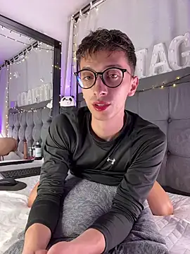 Snapshot of Thiago_jones chatting on March 12, 9:56 pm Thiago jones online show from March 12, 9:56 pm