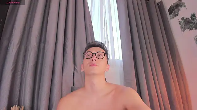 Snapshot of Thiago_jones chatting on November 11, 9:48 pm Thiago jones online show from November 11, 9:48 pm