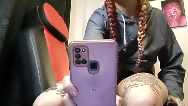 Snapshot of Tattoodreams_lucy chatting on October 23, 10:19 pm Tattoodreams lucy online show from October 23, 10:19 pm