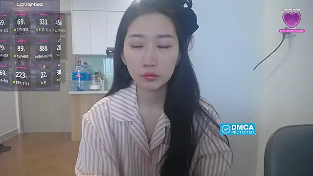 Snapshot of Asiagirll chatting on December 18, 1:11 am Asiagirll online show from December 18, 1:11 am