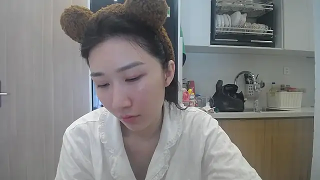 Snapshot of Asiagirll chatting on June 15, 2:47 am Asiagirll online show from June 15, 2:47 am