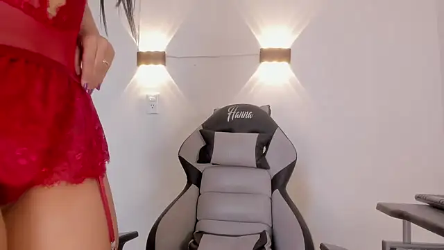 Hanna Risso online show from March 9, 5:50 pm