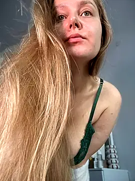 Snapshot of AlinaCum chatting on September 19, 7:21 am AlinaCum online show from September 19, 7:21 am