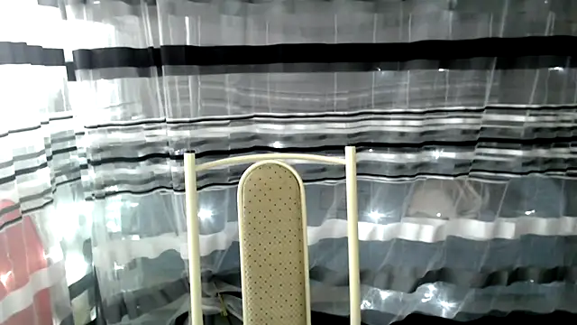 Snapshot of cold_lollipop chatting on February 11, 7:44 am cold lollipop online show from February 11, 7:44 am