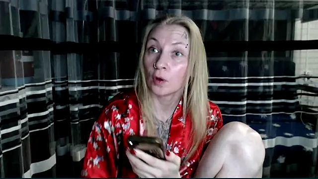 Snapshot of cold_lollipop chatting on November 12, 5:57 pm cold lollipop online show from November 12, 5:57 pm