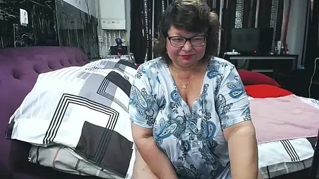 Snapshot of SweetMommaX chatting on June 9, 1:45 pm SweetMommaX online show from June 9, 1:45 pm