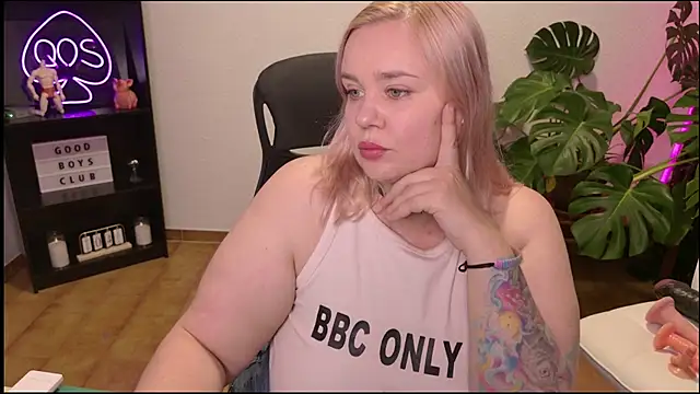 Snapshot of MargotGrey chatting on July 5, 10:44 am MargotGrey online show from July 5, 10:44 am