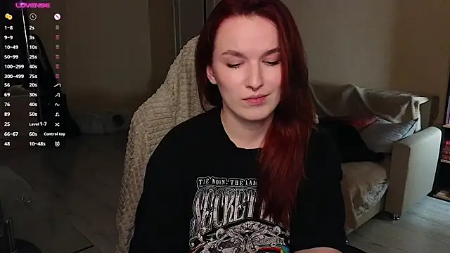 Snapshot of Val_lava chatting on November 18, 8:24 pm Val lava online show from November 18, 8:24 pm