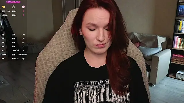 Snapshot of Val_lava chatting on December 4, 8:39 pm Val lava online show from December 4, 8:39 pm