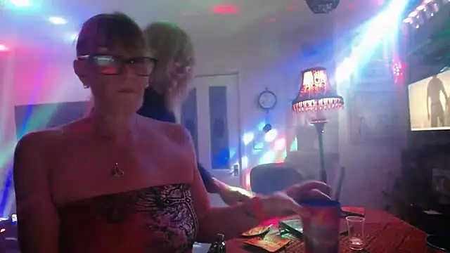 Snapshot of COUPLE4VOYEUR01 chatting on September 27, 6:57 pm COUPLE4VOYEUR01 online show from September 27, 6:57 pm