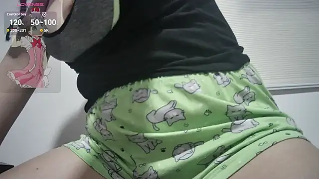 Snapshot of Haru_Queenn chatting on November 5, 4:01 am Haru Queenn online show from November 5, 4:01 am