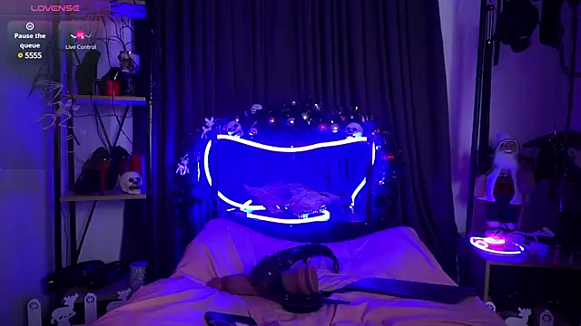 Snapshot of CyberXGoddess chatting on December 27, 2:47 am CyberXGoddess online show from December 27, 2:47 am
