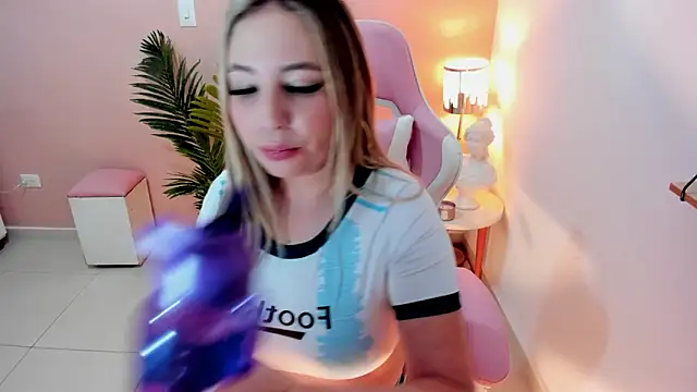 Snapshot of HannaMiller_1 chatting on December 22, 5:21 pm HannaMiller 1 online show from December 22, 5:21 pm