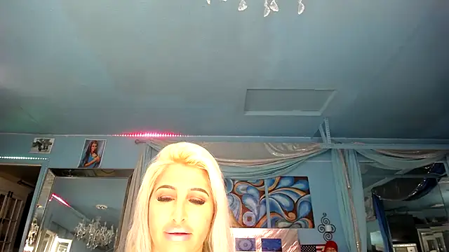 Snapshot of ADRIANNA_FOX chatting on February 16, 6:10 am ADRIANNA FOX online show from February 16, 6:10 am