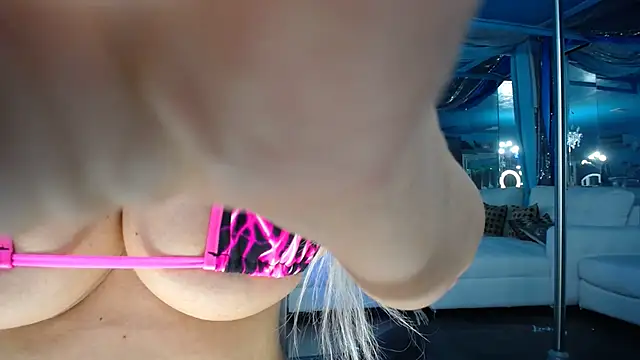 Snapshot of ADRIANNA_FOX chatting on September 27, 7:24 am ADRIANNA FOX online show from September 27, 7:24 am