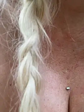 ADRIANNA FOX online show from April 16, 11:29 pm